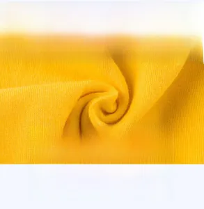 Gros plan sur le tricot de coton jaune respirant et doux pour t-shirts d'enfants