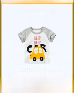 Détail du t-shirt en coton pour enfant avec manches raglan et imprimé voiture de sport