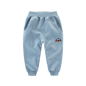 Pantaloni sportivi azzurri per bambini con elastico in vita e ricamo di auto su bianco