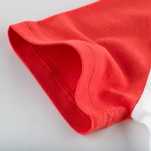 Dettaglio della manica rossa a contrasto su T-shirt in cotone da ragazzo con cuciture