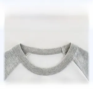 Détail du col rond de qualité avec coutures précises sur un t-shirt en coton doux