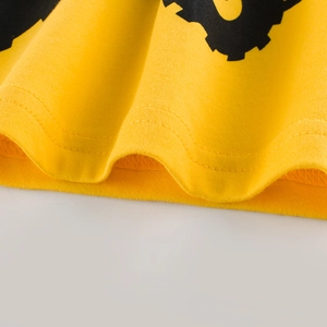 T-shirt enfant jaune avec imprimé engrenage et détails de couture double aiguille durable