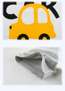 Détails de l'imprimé voiture jaune et des poignets côtelés gris sur t-shirt enfant en coton