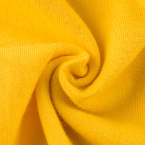 Détail du tissu de t-shirt en coton jaune vif montrant la texture tricotée et douce