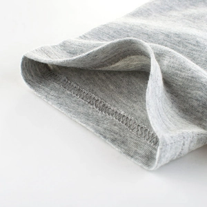 Détail du t-shirt gris chiné pour enfant montrant le coton doux et les coutures nettes
