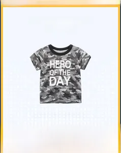Détail du t-shirt camouflage pour enfant avec imprimé Hero of the Day et col côtelé