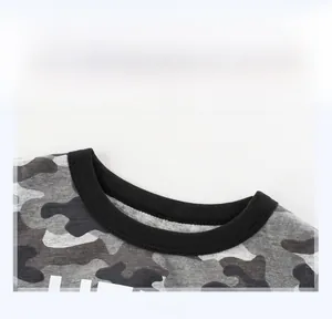 Détail du col rond côtelé et du motif camouflage sur le t-shirt pour enfants