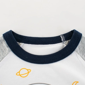 T-shirt raglan in cotone per bambini con stampa spaziale e scollo rotondo blu scuro