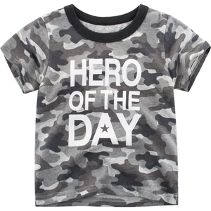 T-shirt camouflage gris pour garçon à manches courtes avec imprimé Hero Of The Day