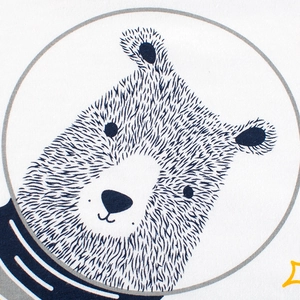 T-shirt per bambini in cotone bianco con stampa dettagliata di orso astronauta a mano
