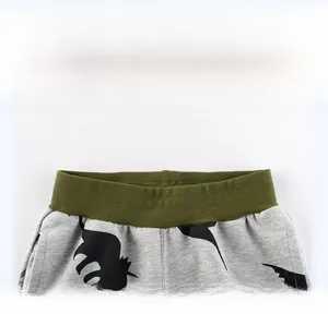 Détail du short pour bébé garçon avec taille côtelée vert olive et motif de dinosaure