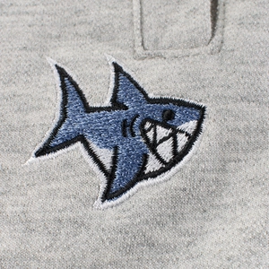 Pantaloncini grigi in maglia per bambini con ricamo a squalo e texture dettagliata