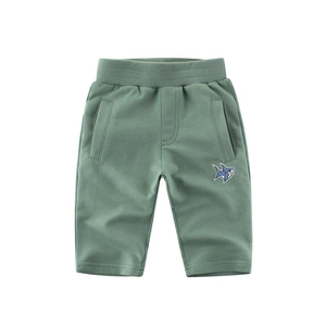 Pantaloncini in maglia di cotone verde per bambini con ricamo a forma di squalo