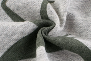 Vue macro de la texture du tricot doux avec un design color-block gris et vert foncé