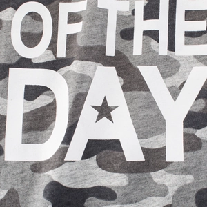 T-shirt camouflage à manches courtes pour enfants avec imprimé blanc 'OF THE DAY'