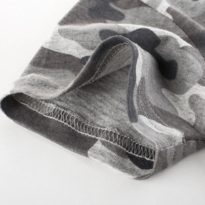 Gros plan du t-shirt camo gris pour enfants avec coutures doubles sur le bord de manche