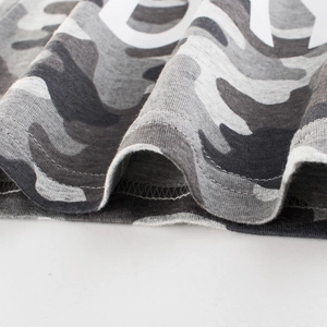 Ourlet de t-shirt enfant en coton avec imprimé camouflage gris et doubles coutures