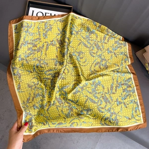 Carré de satin 70cm à imprimés feuilles jaune-vert avec d'élégantes bordures brunes