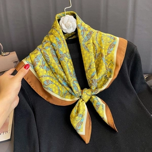 Foulard Carré En Satin Élégant Imprimé Feuilles Fausse Satin Mode Polyvalent Léger Pour Femmes