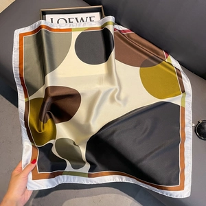 Eleganter 70cm Satin-Viereckschal mit geometrischem Kreisdruck und erdigen Farbkombinationen