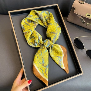 Carré en soie 70 cm avec imprimé feuille jaune moutarde et bordure marron dans sa boîte