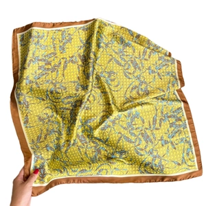 Carré de soie satiné de 70 cm avec imprimé de feuilles vintage et bordure jaune gingembre