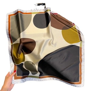 70 cm langes, quadratisches Seidentuch mit geometrischem, mehrfarbigem Polka-Dot-Print