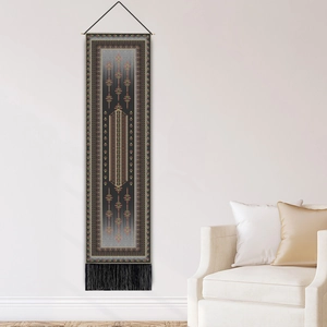 Tapisserie murale bohème à motifs géométriques avec pompons noirs dans un salon chic