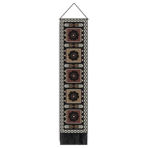 Tapisserie bohème verticale avec motifs floraux et pompons noirs pour décoration murale