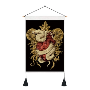 Gothic Wandteppich mit weißer Schlange, Herz-Illustration und schwarzen Quasten