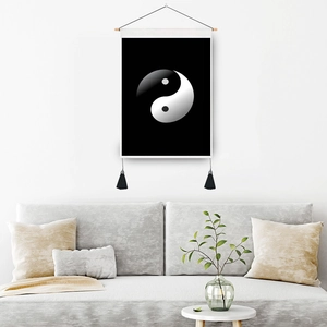Tenture murale Yin Yang Tai Chi avec tige en bois et pompons dans un salon zen calme
