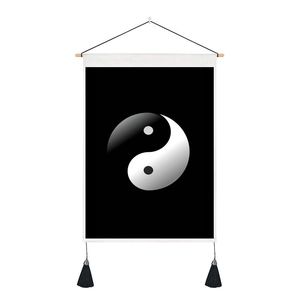 Tenture murale avec symbole Tai Chi Yin Yang et pompons noirs sur tissu minimaliste