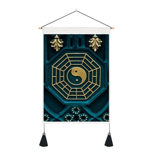 Détail d'une tenture murale Yin Yang avec symboles dorés et glands décoratifs noirs