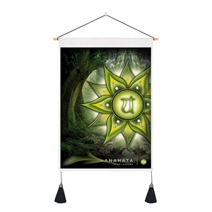 Grüner Anahata Herz-Chakra Wandteppich mit Waldhöhlen-Design und schwarzen Quasten