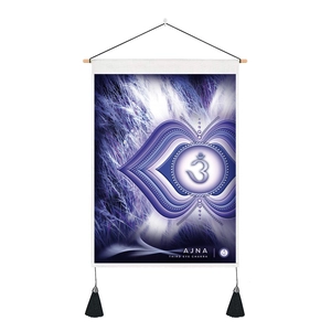 Makroansicht des Ajna Third Eye Chakra Wandteppichs mit Holzstab und schwarzen Quasten