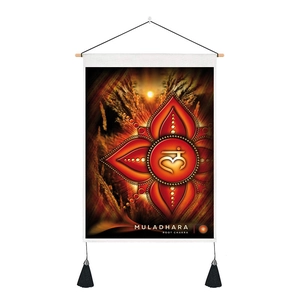 Detail eines roten Muladhara Chakra Wandteppichs mit Holzstab und schwarzen Quasten