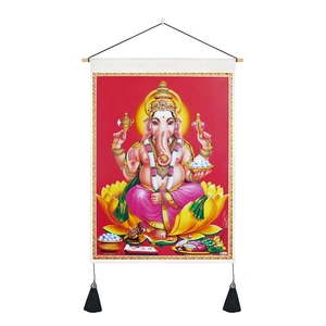 Détail de la tapisserie Ganesha avec support en bois et pompons noirs décoratifs