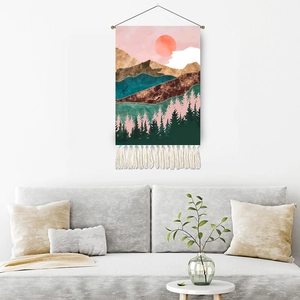 Arazzo da parete minimalista con alba, montagne di marmo e decorazione della foresta verde