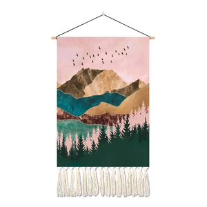 Arazzo montagna alba con foresta, uccelli e nappe per decorazioni in stile nordico