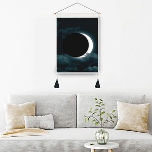 Tapisserie murale phases de la lune avec pompons noirs sur mur de salon minimaliste