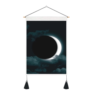 Tapestrie murale phases d'éclipse lunaire avec barre en bois et pompons noirs