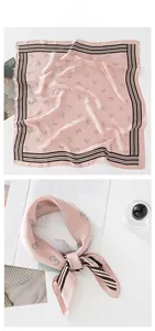 Gros plan du foulard en soie rose avec imprimés de lettres et style mode élégant