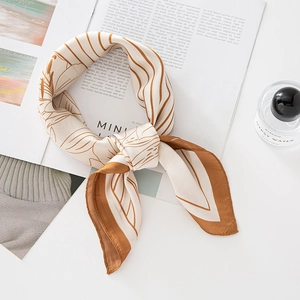 Piccolo foulard quadrato in finta seta beige e marrone su una rivista minimalista