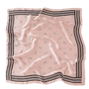 Foulard carré en satin rose avec imprimés de lettres élégants et bordure rayée noire