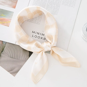 Carré de soie style français à pois et motifs roses sur un magazine de mode chic