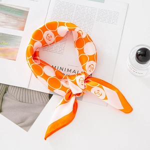 Carré de soie orange avec motifs géométriques et roses pour femmes élégantes