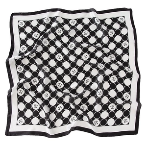Carré de soie élégant noir et blanc à pois avec motifs floraux et fini satiné