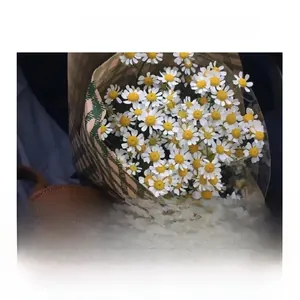 Foulard en soie à fleurs utilisé comme emballage de bouquet et accessoire de sac