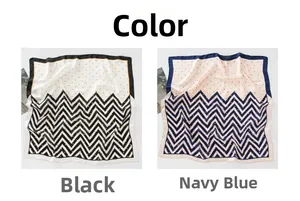 Vue détaillée de foulards carrés en soie bleu marine et noirs aux motifs pois et vagues