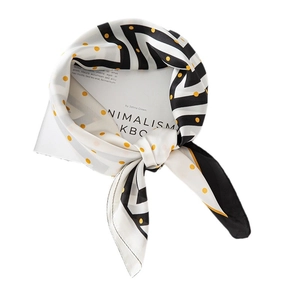 Élégant foulard en soie à rayures noires et blanches avec pois jaunes noué en nœud